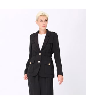 Ein zeitloses Stück, das gleichzeitig schick und lässig aussieht. Dieser Blazer hat eine einfache Knopfleiste, eine elastische Taille, einen klassisch geschnittenen Kragen und lange Ärmel, die für einen lässigen Look hochgekrempelt werden können.   Strukturiert mit Brustklappen und aufgesetzten Taschen.
Kann mit vielen Kleidungsstücken kombiniert werden, z. B. mit T-Shirt und Jeans für einen informellen Stil oder mit einer leichten Bluse und unseren "High-Waist And Pleats Bermuda Shorts", die in denselben Stoffen erhältlich sind, um den "Total Look" zu spielen.   Innenfutter mit Blumendruck und Schrägband aus Satin.
Produkt-Details:
- Taillierte Form, geschwungene Taille
- Lange Ärmel
- Maßgeschneiderter Kragen
- Mittlere Knöpfung vorne und Schiebegürtel
- Länge 67 cm