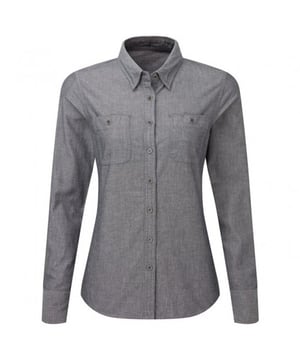 100% Bio-Baumwolle. Gewebe: Chambray-Stoff. Design: Unifarben. Bündchen: anpassbar, Mit Knöpfen. Zwei Rückenfalten, Brustabnäher, Doppelnadel-Stich. GSM (Gramm pro Quadratmeter): 160. Taschenart: 2 Brusttaschen, Stiftetasche. Button-Down-Kragen, Mit Kragen. Saum: Geschwungener Saum. Nachhaltigkeit: Fairtrade. Langärmlig. Sicherheitsstandards: OEKOTEX, Sedex.