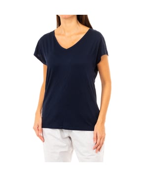 T-shirt.
 V-hals.
 Merklogo geborduurd op de voorkant onderaan.
 Comfortabele en ademende stof.
 Naden in toon zichtbaar.
 Samenstelling: 97% modal, 3% elastaan
 Onderhoud:
- Maximaal wassen op 40ºC.
 - Strijken op gemiddelde temperatuur, max. 110ºC.
 - Droger is niet toegestaan.
 - Geen bleekmiddel gebruiken.
 - Kan niet chemisch gereinigd worden.