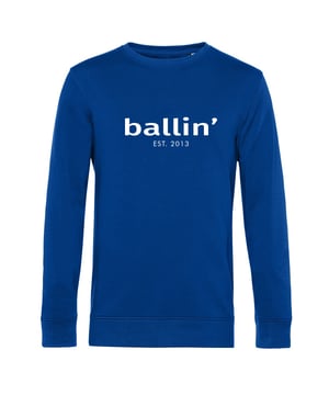 Heren sweater van het merk Ballin Est. 2013. De sweaters van Ballin Est. 2013 zijn gemaakt van 80% biologisch katoen en 20% gerecycled polyester, en hebben een normale pasvorm. Het zachte katoen zorgt voor een heerlijk draagcomfort.  Modelnaam: Basic SweaterCategorie: heren sweaterMaterialen: biologisch katoen, gerecycled polyesterKleur: blauw