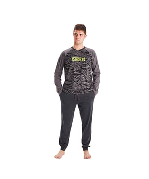 Descubre el confort y la elegancia del pijama para caballero de Munich.

Este pijama es perfecto para disfrutar de las noches frías con un toque de sofisticación. Su suave textura proporciona una calidez excepcional, ideal para relajarte en casa.

El conjunto incluye una camiseta de manga larga que destaca por su diseño moderno, adornada con un elegante bordado que presenta el nombre de la marca.

Por otro lado, los pantalones cuentan con una cintura elástica ajustable mediante un cordón que garantiza un ajuste perfecto y libertad de movimiento. Además, están diseñados con prácticos bolsillos laterales, ideales para llevar tus objetos esenciales mientras disfrutas de momentos de relajación. 

Los puños elásticos en los pantalones añaden un toque de estilo y confort, manteniéndolos en su lugar.
 Composición: Camiseta: 60% Poliéster, 40% Algodón; Pantalón: 60% Poliéster, 40% Algodón
 Cuidados:
- Lavar en un ciclo suave.
- Siempre usar agua fría o tibia. 
- No usar secadora. Es mejor secarlo al aire. 
- Si es necesario, planchar a temperaturas bajas.
- No usar blanqueadores.