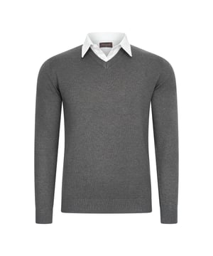 Cappuccino Italia mock pullover voor heren. De pullover is gemaakt van 50% katoen en 50% polyester en heeft een normale pasvorm. De trui is voorzien van een overhemdkraag, die is vastgestikt aan de pullover.  Merk: Cappuccino ItaliaModelnaam: Mock Pullover (met overhemdkraag)Categorie: heren truiMaterialen: katoen, acrylKleur: antraciet grijs, wit