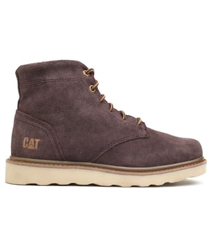 Experimente la elegancia resistente de la bota Caterpillar Narrate, que combina el encanto masculino con una comodidad duradera. Póngase la parte superior de gamuza marrón intenso, completamente forrada para sus aventuras durante todo el día. La suela de goma resistente se agarra a los caminos de la vida, mientras que la suela exterior de EVA liviana amortigua cada paso. La marca distintiva de CAT agrega ese sello de garantía de calidad.