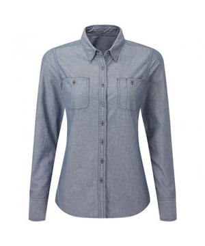 100% Bio-Baumwolle. Stoff: Chambray. 160gsm. Muster: Einfarbig. Taschen: 2 Brusttaschen, Stifttasche. Manschette: Verstellbar, Knopfverschluss. Ausschnitt: Abgeknöpft, mit Kragen. Saum: Geschwungen. Ärmel-Typ: Langärmelig. 2 Rückenabnäher, Brustabnäher, Zwillingsnadel-Nähte. Entspricht dem Sicherheitsstandard: OEKOTEX, Sedex. Nachhaltigkeit: Fairtrade.