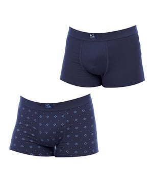Pack de 2 bóxers para hombre de Kisses&Love, confeccionados en algodón de alta calidad para ofrecer estilo, confort y funcionalidad en el día a día.

Características:

- Diseño: Modelos clásicos y estampados que combinan estilo y versatilidad.
- Tejido: Mezcla de algodón transpirable que favorece la evaporación del sudor y una óptima circulación del aire, manteniendo una sensación de frescor prolongada.
- Cinturilla: Goma elástica extra suave con el nombre de la marca para un ajuste cómodo y seguro.
- Confort: Frontal anatómico que sujeta sin apretar, ofreciendo soporte ideal durante todo el día.
- Durabilidad: Algodón resistente al desgaste y la deformación, incluso tras numerosos lavados.

Perfectos para quienes buscan ropa interior práctica y cómoda, estos bóxers son también una opción ideal como regalo para ocasiones especiales como cumpleaños, Navidad o aniversarios.

¡Elige estilo, calidad y confort con Kisses&Love y date un capricho!
 Composición: 95% Algodón, 5% Elastano
 Cuidados:
Lavar a temperatura máxima 30º.
Secar a temperatura baja.
No usar lejía.
No planchar.
No lavar en seco.