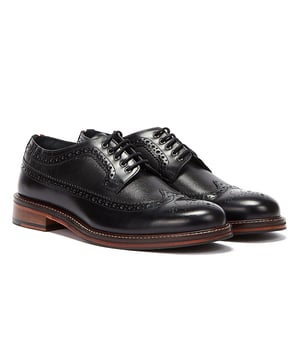 Een geraffineerde schoenstijl perfect voor als sportschoenen het net niet doen. Deze brogues van Ben Sherman hebben een bovenwerk van eersteklas leer met decoratieve perforaties en een traditionele brogue constructie met vleugeltip. Bevestigd met een 5-oog vetersluiting en afgewerkt met een klassieke stapelzool met rubberen inzet.