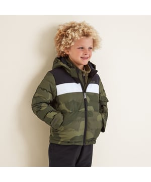 The Swift kids padded ski jacket is the ultimate winter warmer for ski season. Featuring a quilted design using durable materials and an insulated filling made from recycled materials that will keep the wearer toasty and warm. The jacket also features a water-repellent coating to tackle light showers. With a stylish colour block panelling and some useful reflective strips for great visibility and safety, the Swift is always ready for action. It has a fixed hood with adjustment at the back and is designed to fit over a ski helmet to keep even more warmth in. Zip up the Swift with ease using the glove-friendly puller and keep ski passes safe in the handy sleeve pocket that will allow you to to scan your pass without removing it from your pocket. Plus, two aditional zip pockets on the front to store valuables. With snow cuffs and a snow skirt designed to keep snow and cold out and a glove ring to clip gloves to when on the move, you'll be fully kitted out for a fun-filled day on the slopes.