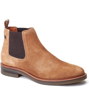 Der Portland Chelsea Boot von Base London ist aus hochwertigem Leder gefertigt, mit robustem Nylon-Zuglasche und elastischem Zwickel für einfaches Anziehen. Die gepolsterte Ortholite-Innensohle sorgt für Komfort, während die dicke Gummisohle mit Stollen ein robustes Flair verleiht.