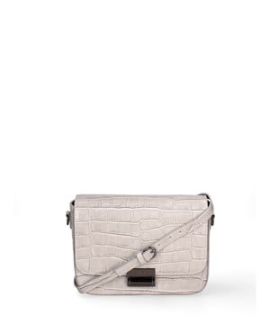 Bolso bandolera para mujer. El cierre es rápido. Los bolsillos internos son uno abierto. Los bolsillos externos están ausentes. La bandolera es ajustable y extraíble en piel. Falta el mango. Hay un compartimento interno. El material exterior es piel auténtica estampada con efecto de cocodrilo. Internamente está forrado en tejido 70% algodón - 30% poliéster. Medidas: 24x19x8 cm. Hecho en Italia