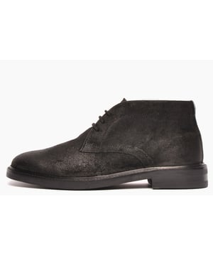 Ted Baker biedt een verscheidenheid aan stijlvolle schoenen voor mannen, waarmee ze zichzelf kunnen uitdrukken met unieke fashion statements en fantastische kleurrijke ontwerpen.
 Geef je schoenen een boost met de Ted Baker Anddrew Suede Leather Boots. Gemaakt van premium suède leer, deze laarzen bieden een perfecte mix van elegantie en charme. Deze klassieke Chukka-stijl laarzen hebben een mid-top ontwerp met vetersluiting, die zorgt voor een veilige en comfortabele pasvorm. Binnenin zorgt een zachte voering voor de hele dag comfort, terwijl de stevige rubberen zool zorgt voor uitstekende tractie en duurzaamheid. Subtiele Ted Baker branding en onberispelijke stiksels voegen een vleugje verfijning toe aan deze veelzijdige laarzen. Perfect voor zowel casual als semi-formele gelegenheden, de Ted Baker Suede Leather Chukka Boots zijn een must-have aanvulling op de garderobe van elke moderne gentleman.
 - Gepolijst suède lederen bovenkant
 - Vetersluiting
 - Duurzame rubberen zool
 - Ted Baker ontwerpersmerk
