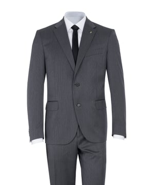 100% lana virgen; traje de Corneliani;  Modelo: 917R49 2287160 013;  Mano de obra de alta calidad;  100% lana virgen suave;  cuello de solapa;  Dos bolsillos delanteros con solapa, un bolsillo en el pecho;  Tres bolsillos interiores;  Dos aberturas laterales;  pantalón de traje con cierre de gancho y cremallera;  Dos bolsillos laterales, dos bolsillos pequeños delante, dos bolsillos de ribete detrás;  Hebillas de cinturon