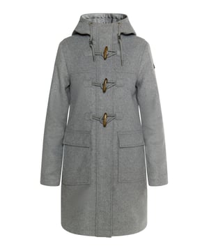 Der graumelierte Dufflecoat von DreiMaster Vintage wurde aus einer weichen Qualität mit Wollanteil gefertigt und ist mit einem klassisch-geraden Schnitt versehen. Die charakteristischen Knebelverschlüsse aus Holz prägen den Stil, darunter verbirgt sich ein robuster Reißverschluss. Zwei große Pattentaschen mit Druckknopf, eine Kapuze sowie ein DreiMaster-Labelplate am Oberarm verleihen dem Übergangsmantel ein zeitloses Aussehen.  Übergangsjacke aus Wollgemisch