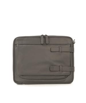 Unisex Crossbody tas met ritssluiting. twee open binnenzakken. afwezige externe zakken. verstelbare en afneembare lederen schouderband. ontbrekend handvat. een binnencompartiment. extern materiaal. polyester binnenkant. Afmetingen: 27x22x5,5 cm. Modeproduct