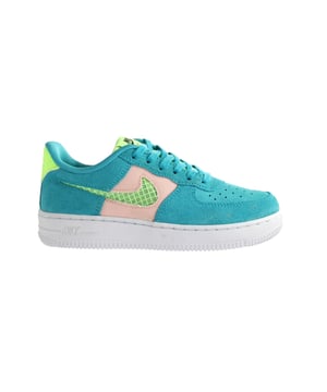 Je kind kan de straten domineren met de Nike Air Force 1 LV8. Met opvallende kleuren en fijne details worden ze afgemaakt met het klassieke Nike comfort.