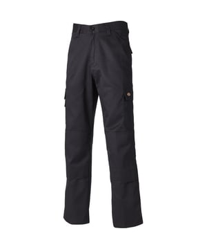Nuestros pantalones cotidianos son un estilo central de ropa de trabajo Dickies, con múltiples bolsillos para esconder los elementos esenciales de la jornada laboral. Hecho de una cómoda mezcla de Policotton, estos pantalones cuentan con un botón fácil de fijar y bolsillos para insertar las rodillas.