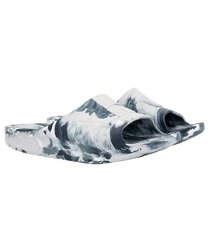 Introducing the Apres Fish, a one-piece, lightweight slide built from an innovative eco-conscious material. The Apres Fish is non-marking and has an SRC rated slip-resistant outsole, gripping the deck or floor's surface for sure footing.