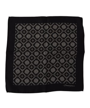 Authentischer quadratischer Seidenschal von Dolce & Gabbana.
  Geometrisches Muster in Schwarz.
  100% Seidenmaterial.
  Dolce & Gabbana-Logo-Detail.
  Hergestellt in Italien.
  Grosse: 30 cm x 30 cm.
  Geeignet fur Manner.