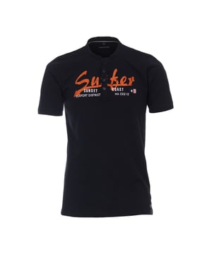 Dit Henley shirt met opstaande kraag en knoopsluiting is een geweldige basic voor je garderobe. Het is gemaakt van puur katoen en heeft een hoog draagcomfort. De print met geborduurde elementen, de labelpatch boven de zoom en de kleine zijsplitjes maken het ontwerp af.