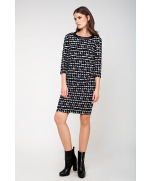 Vestido de invierno en una silueta tipo saco. Confeccionado en tejido punto roma ligero con un estampado en blanco y negro en toda la prenda. Cuello redondo con un adorno de aspecto similar al cuero. Mangas ¾. Cremallera gruesa de plástico en la espalda que se abre hasta debajo de la cintura. Abertura en la parte trasera en el dobladillo. Totalmente forrado. Longitud: 95 cm para la talla 36. Nuestra modelo mide 178 cm y lleva la talla 36.
