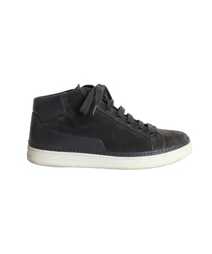 VINTAGE, UVP WIE NEU  
Ein unverzichtbares Kleidungsstück, das auf der reichen Geschichte der Marke basiert, sind diese Schuhe von den Prada Downtown Avenue High-top Sneakers, die aus hochwertigem Wildleder gefertigt sind und komfortable Einlegesohlen für ein angenehmes Tragegefühl bieten.  

Prada Downtown Avenue High-top Sneakers aus grauem Wildleder  
Material: Wildleder  
Größe: UK7.5  
Zustand: Sehr gut  
Abnutzungsspuren: Mäßige Abnutzung der Sohle; Kleine Flecken auf dem Wildleder  
SKU: 281168  