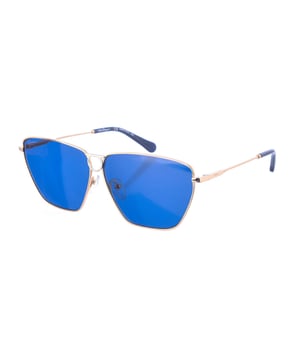 Gafas de sol con montura metálica.
Color Dorado.
Forma rectangular.
Lentes de color Azul Oscuro.
Patillas metálicas a tono, con el nombre de la firma grabado, y acabadas en acetato.
100% Protección UV.
Cristales antirreflejo.

Medidas  Medidas  Alto lente: 47 mm. Ancho lente: 63 mm. Puente: 10 mm. Patillas: 140 mm..

Limpiar las gafas con agua y jabón.
- No utilice paños sucios o abrasivos, que puedan alterar las características de los filtros.
- Utilice solo accesorios y repuestos originales.

Incluye: Todos nuestros productos se envían en el interior de su estuche original.