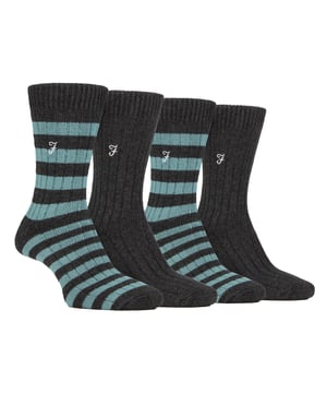 Farah - Men's 4 Pack Striped Bamboo Boot Socks¿Quién ama los calcetines de bota duraderos pero necesita más suavidad y comodidad? Pues estos calcetines de bambú Farah son perfectos. Los calcetines de bambú también ayudan a regular la temperatura por lo que estos calcetines le ayudará a sentirse caliente en el invierno, y fresco en el verano. Los calcetines de bambú también ayudan a regular la temperatura, por lo que estos calcetines te ayudarán a sentirte caliente en invierno y fresco en verano. Ellos serán más cómodos para las botas, más que los calcetines de algodón fino regular. Estos calcetines tienen la icónica "F" de Farah bordada en una lengüeta con el logotipo cosido y están disponibles en 4 colores a rayas: Black/Charcoal, Navy/Berry, Charcoal/Teal & Navy/Blue.Este pack incluye 4 pares y están disponibles en 4 opciones de color. Están disponibles en las tallas 6-11 del Reino Unido y están confeccionados en 69% viscosa de bambú, 28% poliéster, 2% elastodieno y 1% elastán. Lavables a mano.Detalles adicionales del productoCalcetines de hombre Farah para botasBambú excepcionalmente suavePata RIbbed duradera4 diseños a rayasTacto similar a la sedaHechos para botas4 pares por paqueteTalla única para hombre: 6-11 UKBambú super suaveLavables a mano