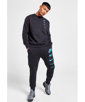 Belichaam de beste versie van jezelf met dit casual Nike Sportswear Standard Issue heren trainingspak. - - .  Gemaakt van een mid-weight geborsteld fleece stof, deze stijl is ultra-zacht aan de binnenkant en glad aan de buitenkant, om u maximaal comfort met behoud van zijn gestructureerde vorm . - - .  Trek het aan en begin de dag goed . - - .  Geribde kraag, zoom en manchetten . - - .  Geïmporteerd.