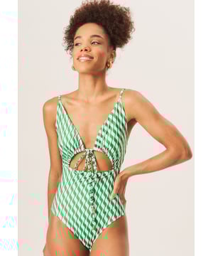 Crea olas en la playa con nuestro traje de baño Green Wave Pint Tie Front. Este moderno traje de baño presenta un patrón de ondas verdes único que te hará destacar entre la multitud. Con un favorecedor diseño de lazo frontal, te sentirás segura y elegante mientras tomas el sol.