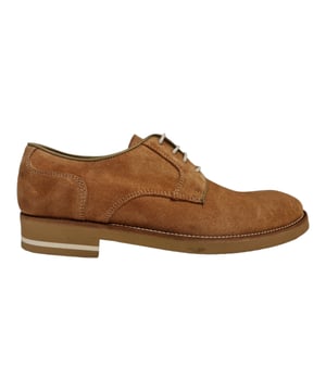 Zapato con cierre de cordon, puntera rednda y talon reforzado.