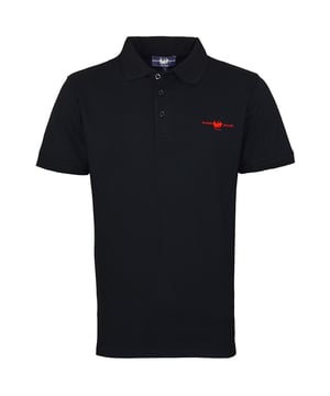 Polo homme avec logo imprimé sur la poitrine. Idéal pour la saison chaude pour le sport et les loisirs.