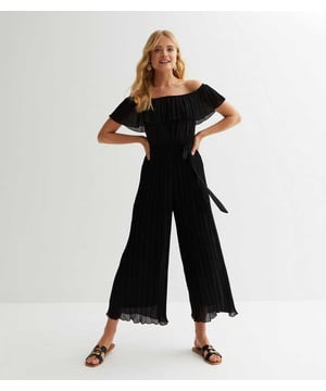 Mono midi Bardot negro plisado de gasa perfecto para bodas de verano, fines de semana informales o incluso para la playa.
Suaves y micro pliegues en las prendas la hacen más cómoda para cualquier ocasión.