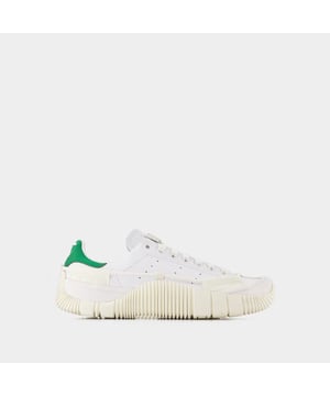 Der britische Designer Craig Green zollt den ikonischsten Designs von Adidas Tribut, indem er eine Reihe von Kultartikeln des Labels in einem einzigen Schuh übereinanderlegt. Das Ergebnis ist dieser Hybrid-Sneaker, der zu den Highlights der Saison gehört und ein Hit für die anspruchsvollsten Sneaker-Süchtigen da draußen sein wird. Farbe : Blanc - Ftwr White/Ftwr White/Off White. Hauptmaterial : Leder. Sohle: Gummi. Innenfutter : Synthetik. Verschluss : Schnürsenkel oben. Zehenform : Rund.