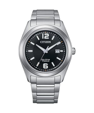 Diese analoge Herrenarmbanduhr von Citizen ist das perfekte Zeitmessgerät zum Tragen oder Verschenken. Das silberne 42 mm runde Gehäuse, kombiniert mit dem bequemen Silbertitan-Armband, garantiert Ihnen, dass Sie dieses beeindruckende Zeitstück ohne Kompromisse genießen können. Angetrieben von einem hochwertigen Eco-Drive-Uhrwerk und bis zu 5 bar wasserdicht, wird Ihre Uhr weiterhin ticken. ECO-DRIVE - Eco-Drive ist eine 40-jährige Kerntechnologie von CITIZEN, die selbst bei schwachem Licht Energie erzeugt und es Uhren ermöglicht, auch im Dunkeln über sechs Monate lang zu laufen. Diese analoge Uhr verfügt über eine Kalenderfunktion: Datum, solarbetrieben, leuchtende Zeiger und leuchtende Zahlen. Hochwertiges 21 cm langes und 22 mm breites Silbertitan-Armband mit einem Klappverschluss mit Druckknopf. Gehäusedurchmesser: 42 mm, Geästärke: 9 mm, Gehäusefarbe: Silber und Ziffernblattfarbe: Schwarz.