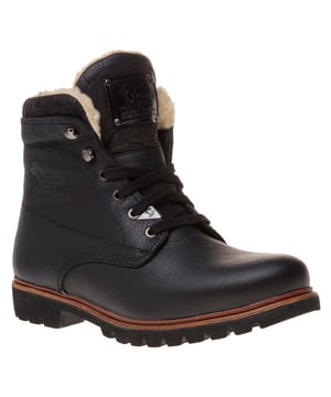 
Panama Jack Aviator 03 veterboot voor heren. Deze stoere winterlaars is gemaakt van waterproof gevet nappaleer en heeft een voering van 100% katoen. Ook het anatomische en uitneembare voetbed is gevoerd met katoen. Dit voelt niet alleen fijn aan maar houdt de voeten ook goed warm. De rubberen zool is stevig, duurzaam en slip-vrij. Panama Jack wordt gemaakt in Spanje.