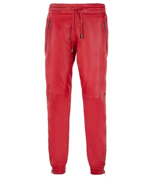 Dit is een stijlvolle variant op de geliefde joggingbroeken die sinds de jaren twintig als casual en comfortabel kledingstuk hebben gediend. Dit paar is gemaakt van eersteklas volnerf nappaleer, waardoor deze broek zacht aanvoelt en een gladde esthetiek heeft. Voor extra comfort hebben we een elastische tailleband met leren trekkoorden toegevoegd, zodat je de taille kunt aanpassen aan een pasvorm die bij je past, evenals ritsen bij de enkels voor extra ruimte als je die nodig hebt. Net als de originele joggingbroek is deze gemaakt voor gebruik tijdens het sporten, met zakken met ritssluiting voor veilige opslag tijdens het bewegen en een ademende, vochtafvoerende binnenvoering voor langdurig comfort. • Vervaardigd ultrazacht nappaleer • Gemaakt voor sporten, sporten en casual gebruik met ademende en vochtafvoerende voering • Voorzien van twee zakken met ritssluiting in de taille en twee zakken aan de achterkant • Elastische taille met leren trekkoorden en enkels met ritssluiting