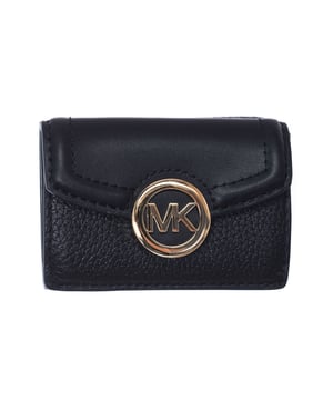 Michael Kors portemonnee van glad en generfd leer.
 Het drievoudige silhouet is extra klein en heeft een vakje voor pasjes aan de voor- en achterkant, ruimte om je geld op te bergen en een buitenvak met drukknoopsluiting voor gemakkelijke toegang.
 Stop hem in je tas of draag hem alleen als je alleen het hoognodige nodig hebt.
 Stiksels zichtbaar in toon.
 Goudkleurige hardware.
 Afmetingen: 9,5 cm (B) x 7 cm (H) x 4 cm (D)
 Samenstelling: 100% leer
 Onderhoud:
Reinigen met een vochtige doek.