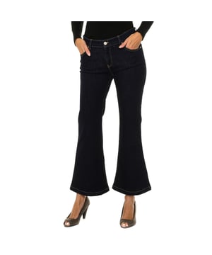 Lange jeans.
 Kleur donkerblauw
 Riem met riemlussen.
 Rits- en knoopsluiting aan de voorkant.
 Twee zakken aan de voorkant en een minizakje.
 Twee zakken op de achterkant met het metallic logo.
 Uitlopend model.
 Stretchstof.
 Bijpassende zichtbare naden.

 Samenstelling:
 98% Katoen - 2% Elastaan.

 Wasvoorschriften:
 - Maximaal wassen op 30ºC.
 - Strijken op gemiddelde temperatuur, max. 110 ° C.
 - Je kunt een droger gebruiken.
 - Gebruik geen bleekmiddel.
 - Kan niet chemisch gereinigd worden.
 Samenstelling: 98% Katoen, 2% Elastaan
 Onderhoud:
Maximaal wassen op 30ºC.
 - Strijken op gemiddelde temperatuur, max. 110ºC.
 - Kan in de droger.
 - Geen bleekmiddel gebruiken.
 - Kan niet chemisch gereinigd worden.