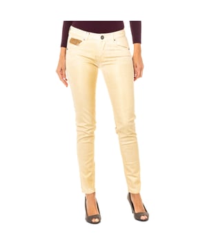 Elastische broek, met helder effect.
 Gouden kleur
 Laag met skinny snit.
 Knoop- en ritssluiting.
 Twee zakken aan de voorkant, en minizakje met geborduurd merklogodetail.
 Twee open zakken op de achterkant, waarvan één met studs detail.
 Riemlussen.
 Leren label met de naam van het merk op de achterkant van de tailleband.
 Naden in toon zichtbaar.

 Samenstelling: 97% Katoen - 3% Elastaan

 Wasvoorschriften:
 - Maximaal wassen op 40ºC.
 - Strijken op gemiddelde temperatuur, max. 110 ° C.
 - Droger mag gebruikt worden.
 - Geen bleekmiddel gebruiken.
 - Kan niet chemisch gereinigd worden.


 Samenstelling: 97% Katoen, 3% Elastaan
 Onderhoud:
- Maximaal wassen op 40ºC.
 - Strijken op gemiddelde temperatuur, max. 110ºC.
 - Kan in de droger.
 - Geen bleekmiddel gebruiken.
 - Kan niet chemisch gereinigd worden.