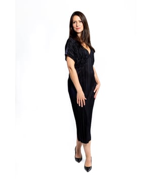 Eleva tu armario con este elegante vestido plisado negro. Diseñado con una favorecedora silueta, esta versátil prenda presenta un tejido plisado texturizado que añade un toque de sofisticación a tu look. El material suave y fluido drapea maravillosamente, ofreciendo comodidad y estilo sin esfuerzo. Perfecto para llevar de día o de noche, el vestido tiene un corte midi, escote redondo y mangas largas para un acabado elegante. Combínalo con tus tacones o botines favoritos para completar el look.


 

Cuidadosamente confeccionado para ofrecer comodidad todo el día y un atractivo chic.
95% Poliéster 5% Elastano