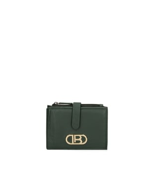 Cartera de mujer. El cierre es con botón de presión. Los bolsillos internos son tarjeteros y porta billetes. Los bolsillos externos están ausentes. Falta la correa para el hombro. Falta el mango. Hay un compartimento interno. El material exterior es 100% Piel Auténtica. Internamente está forrado en piel auténtica. Medidas: 12,5x10x1,5 cm. Producto de moda