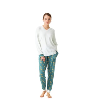 Pijama manga larga y pantalón largo J and J Brothers.
Color Turquesa
Camiseta cuello en V lisa.
Textura suave.
Pantalón estampado largo con cinturilla elástica ajustable mediante cordón.
Bolsillos abiertos frontales.
Costuras vistas a tono.

Composición:  Camiseta: 94% Algodón, 6% Elastano; Pantalón: 95% Modal, 5% Elastano.

-Lavar a temperatura máx. 30º.
-No usar lejía.
-Planchar a temperatura máx. 110º.
-No admite lavado en seco.
-No permite  utilizar secadora.