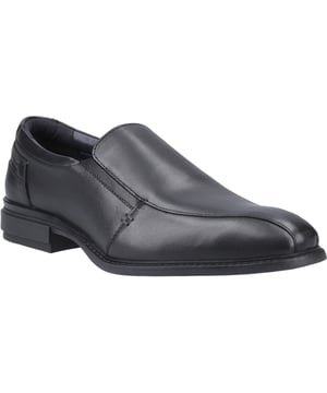 SPEAR ist ein klassischer Slipper für die formelle Kollektion eines jeden Mannes und zeichnet sich durch eine Mokassinfront und markante Nahtdetails aus. Der doppelte, elastische Zwickel erleichtert das An- und Ausziehen dieses Paares. Mit sichtbaren Nähten und dezentem Debossing-Branding.