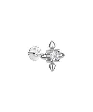 Piercing Elrak 925 sterling zilver en rhodium afwerking briljant zirkonia. Sieraden met overdadige ontwerpen waarin de gravure. Kettingen, hangers en armbanden zijn de hoofdrolspelers. Delicate ontwerpen geven naam aan onze ENGRAVING-lijn. Zorgvuldig afgewerkte en met de hand gepolijste sieraden die perfecte vormen creëren, gerhodineerd, geelgoud en 18-karaats roségoud op 925 sterling zilver. Net als in de jaren 60 wordt alles opnieuw gemengd voor een nieuwe hit voor de beatgeneratie, die de beste mix is van newyorker nuchterheid en vrouwelijke sensualiteit. De ontwerpen met persoonlijkheid dicteren kleur en moeder natuur: de vereniging van verschillende materialen en een prachtige opstelling van de stukken maken deze sieradenlijn uniek, en definiëren de meest britse kant van de it girl: relativiteit is (IN) inherent aan kleur.