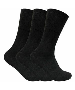 Als de temperatuur daalt, wil je het liefst thermo sokken dragen. Maar vindt u het altijd moeilijk om uw sokken in uw schoenen te passen, omdat thermosokken notoir dik en omvangrijk zijn? Nou, met deze thermosokken van viloft hoef je je geen zorgen meer te maken dat je thermosokken in je schoenen knijpen. Viloft is een speciale vezel die dwarsdoorsneden is en luchtzakken vormt om de thermo isolatie te verbeteren. Dit zorgt ook voor een snelle vochtafvoer en ademend vermogen. Viloft trekt vocht sneller weg van de huid, wat betekent dat ze antibacterieel zijn. Bovendien zijn deze sokken niet-elastisch en ideaal voor mensen met diabetes, omdat de bovenkant van de sok losser is en is ontworpen om aan te sluiten op de contouren van uw voeten. Dus met gecombineerde thermo eigenschappen en een sokken zonder elastiek, diabetesvriendelijke bovenkant, zal iedereen die lijdt aan problemen met de bloedsomloop deze sokken een geweldig hulpmiddel voor hun voeten vinden. Onze thermo diabetische sokken voor heren zijn verkrijgbaar in maat 39-45 uk met 2 verschillende gekleurde pakketten om uit te kiezen. Damesmaten en -kleuren zijn ook beschikbaar.