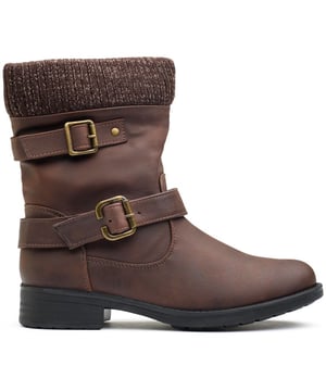 Dale la bienvenida a las nuevas estaciones con las botas de motociclista Solesister Vita. Estas botas hasta el tobillo cuentan con un diseño de dos hebillas de metal plateado para un atractivo rebelde adicional y un ribete de cuello de lana que le da un toque de elegancia invernal. Confeccionadas con una parte superior con apariencia de cuero y una suela de goma resistente, prometen durabilidad y estilo. Con un tacón de bloque y una suela con tacos, brindan la elevación y el agarre perfectos.