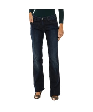 Lange Jeans.
 Farbe blau
 Gürtel mit Gürtelschlaufen.
 Reißverschluss und Knopfverschluss auf der Vorderseite.
 Zwei Vordertaschen und eine Minitasche.
 Zwei Taschen auf der Rückseite mit Metallic-Logo.
 Ausgestellter Schnitt.
 Aufgeblasener Effekt.
 Passende sichtbare Nähte.

 Zusammenstellung:
 98% Baumwolle - 2% Elasthan.

 Waschanleitung:
 - Maximal bei 30ºC waschen.
 - Bügeln bei mittlerer Temperatur, max. 110 ° C.
 - Erlaubt die Verwendung eines Trockners.
 - Verwenden Sie keine Bleichmittel.
 - Es unterstützt nicht die chemische Reinigung.
 Zusammensetzung: 98% Baumwolle, 2% Elastan
 Pflege:
Maximal bei 30ºC waschen.
 - Bügeln bei mittlerer Temperatur, max. 110ºC.
 - Erlaubt die Verwendung eines Trockners.
 - Keine Bleichmittel verwenden.
 - Kann nicht chemisch gereinigt werden.