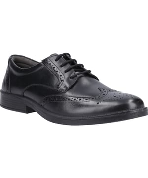 Met een leren bovenkant en brogue details en een comfortabele lichtgewicht zool is de Nolan een geweldige keuze voor zomerse gelegenheden.