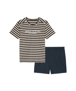 Deze tweedelige pyjama voor heren biedt perfect comfort voor ontspannen nachten. De top heeft een ronde halslijn en verlaagde schouders voor een losse en comfortabele pasvorm. De rechte zoom en logoprint op de voorkant geven de pyjama een moderne look. De short heeft een elastische tailleband en een trekkoord in de tailleband voor een optimale pasvorm. Deze pyjama is gemaakt van zacht, ademend materiaal en heeft een hoog draagcomfort. Deze pyjama is ideaal voor warme zomeravonden of gezellige uurtjes thuis en is de perfecte keuze voor stijlbewuste mannen.