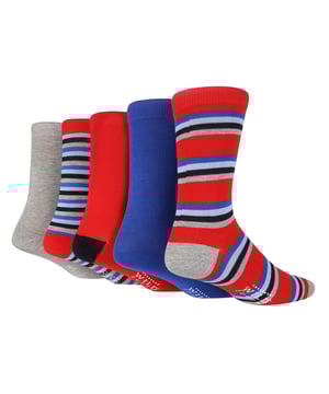 Wild Feet is een geweldige keuze als je op zoek bent naar kwaliteit, traditionele kleuren en klassieke streeppatronen voor je voeten. Als je op zoek bent naar een zachtere geklede sok, dan zijn deze de ideale sokken voor jou! Deze sokken zijn gemaakt van een rijke viscose van bamboe materiaal waardoor ze zeer ademend, natuurlijk vochtafvoerend en enkele van de zachtste sokken die je ooit zult dragen! Deze sokken zijn ideaal voor dagelijks gebruik of voor de werkdag. Ze kunnen zelfs een geweldig cadeau zijn voor iemand waarvan je weet dat hij een upgrade van zijn sokkenla nodig heeft met het geweldige comfort dat ze bieden. Wild Feet is een reeks sokken met coole ontwerpen, gedurfde kleuren en eigenzinnige slogans - van mopshonden en pinguïns tot leeuwen en lama's! - Kies uit een reeks stijlen voor heren en dames, van jurk tot sneakersokken. Er zijn zelfs enkele sportieve stijlen beschikbaar! Er zijn 4 variaties om uit te kiezen met effen en gestreepte patronen per verpakking. Ze zijn verkrijgbaar in één maat Heren 39-45 EU, zijn gemaakt van 70% viscose bamboe 28% polyester 2% elastaan ​​en zijn machinewasbaar.