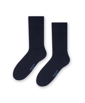 ¿Son los calcetines de lana su par ideal? ¿Qué le parece probar la lana Merino? Ahora puedes disfrutar del calor y la comodidad de los calcetines de lana pero con una suavidad extra. Estos calcetines de lana merina para hombre son suaves, delicados y perfectos para llevar a diario. Estos calcetines están diseñados para y son ideales para los meses de otoño e invierno. Son perfectos para llevar con tus botas o zapatos favoritos en un día frío en la ciudad o incluso para salir a explorar con un poco de senderismo y trekking. Los calcetines están fabricados con un lujoso hilo de alta calidad con un 68% de fibras de lana merina. Es extremadamente fino y delicado y, por lo tanto, muy suave al tacto. Esto garantiza que los pies se mantengan calientes y secos durante todo el día, lo que los hace ideales para los estilos de vida ajetreados. Los calcetines están disponibles en 4 colores diferentes, así que hay para todos los gustos. Los colores son: Gris, Negro, Azul Marino y Gris Oscuro. Tanto si prefieres un negro tradicional como un azul marino clásico, tenemos algo que se adapta a tu estilo. Estos calcetines para hombre están disponibles en 2 tallas: 7-9 UK (40-43 EUR, 8-10 US) y 10-13 (44-46 EUR, 11-14 US) y están hechos de 68% Lana Merino, 30% Poliamida, 2% Elastano. Hay 4 colores para elegir y son totalmente lavables a máquina.
